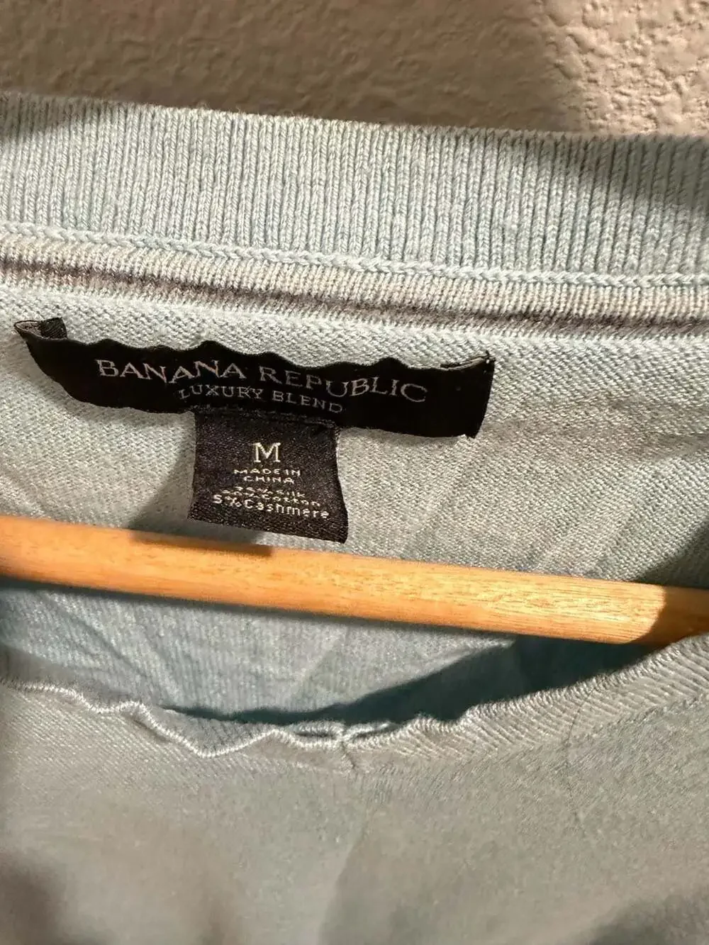 Banana Republic Luxury Blend Silk Cotton Cashmere V-Neck Sweater, Size‎ M